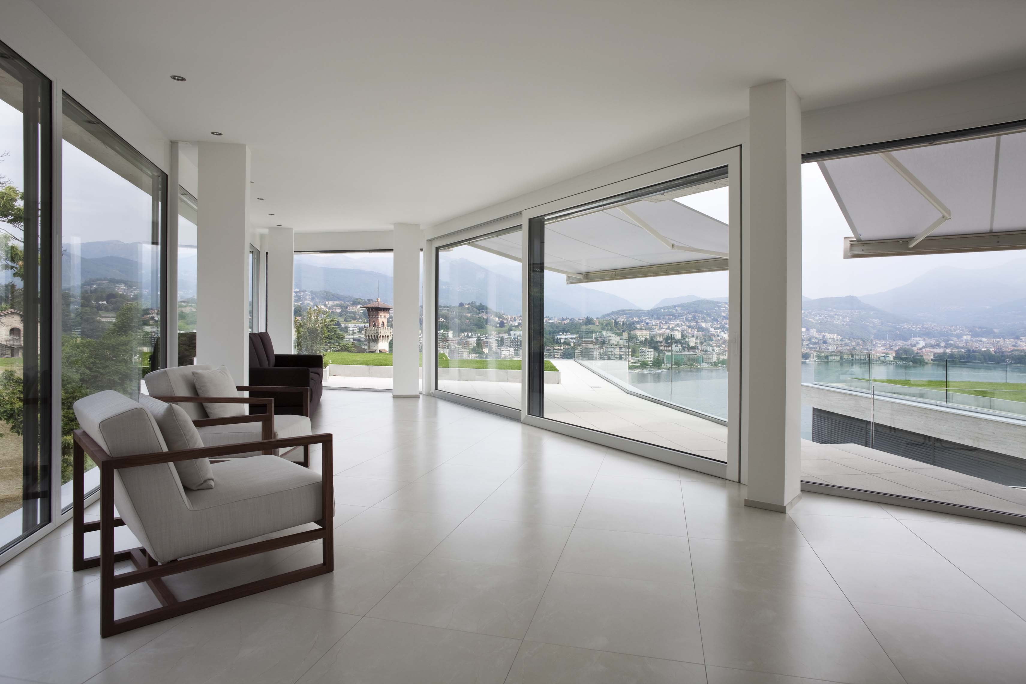 salotto design con molte finestre